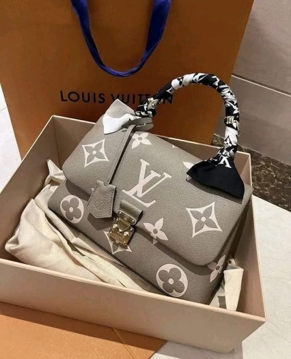 Designer Handbags & Purses Wholesale Pallet.