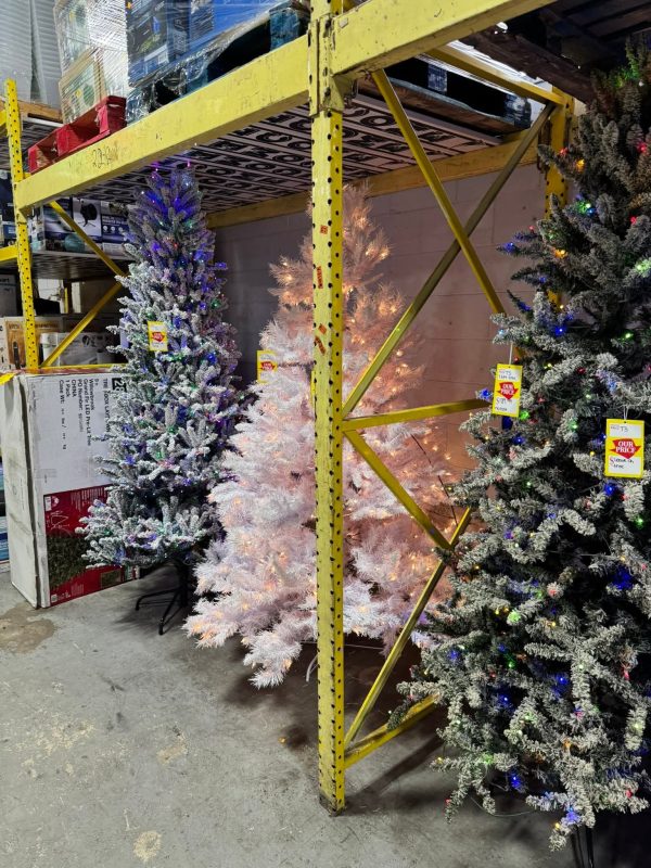 IMG_1089.JPG Artificial Christmas Tree Liquidation Pallet