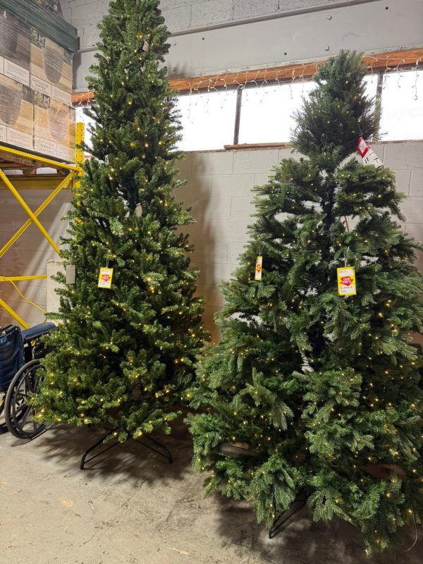 IMG_1090.JPG Artificial Christmas Tree Liquidation Pallet